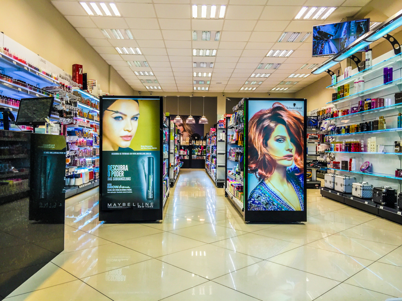Montagem de loja profissional com gôndolas e expositores