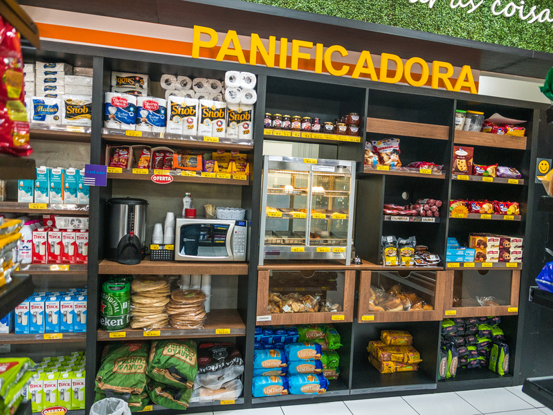 Montagem de loja profissional com gôndolas modernas Curitiba