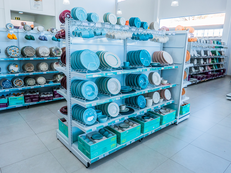 Montagem de loja profissional com gôndolas modernas Curitiba