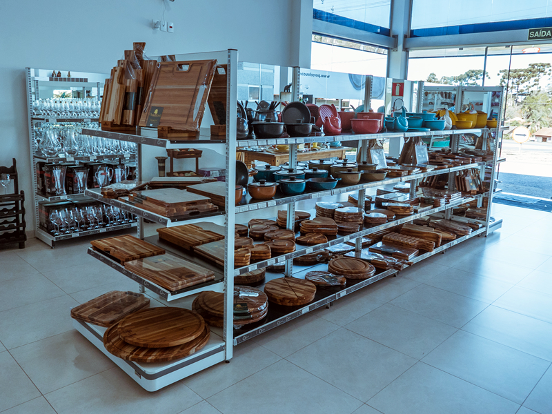 Montagem de loja profissional com gôndolas modernas Curitiba